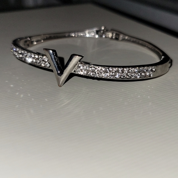 V Bracelet Swarovski Crystals in Silver. - Picture 3 of 4